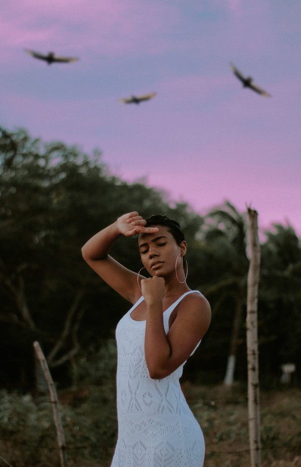 Comment adopter la tendance des manchettes ethniques sans surcharger son look?