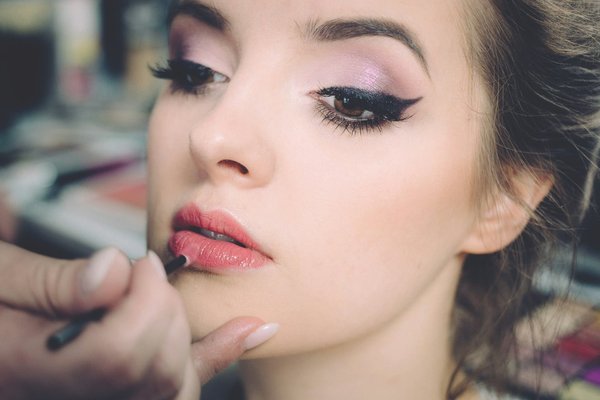 Quelles sont les meilleures astuces pour un maquillage longue tenue en été ?