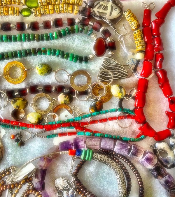 Comment choisir des bijoux pour mettre en valeur un haut avec un décolleté asymétrique?